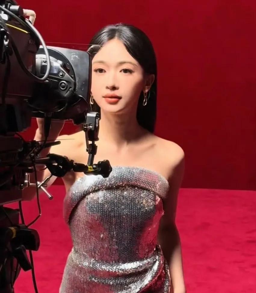 于正说她“真正的大女主，又杀回来了”
吴谨言生完孩子两个月参加活动，四肢纤细，腹