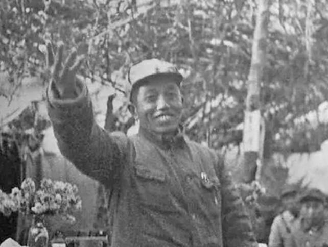 1941年，谭震林被特务拦住问话，一个挎着篮子的小媳妇走过来指着他就骂：“不就是