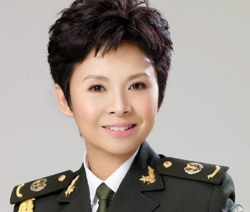 1980 年，一个男人把董文华约到无人处表白，董文华沉默几分钟后说：“我才 18