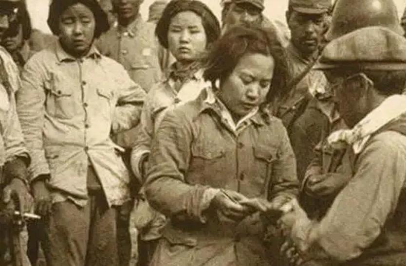 1942年，女战士李雪梅被抓，就在日军要上电刑时，突然逼问：“到底认不认识李雪梅