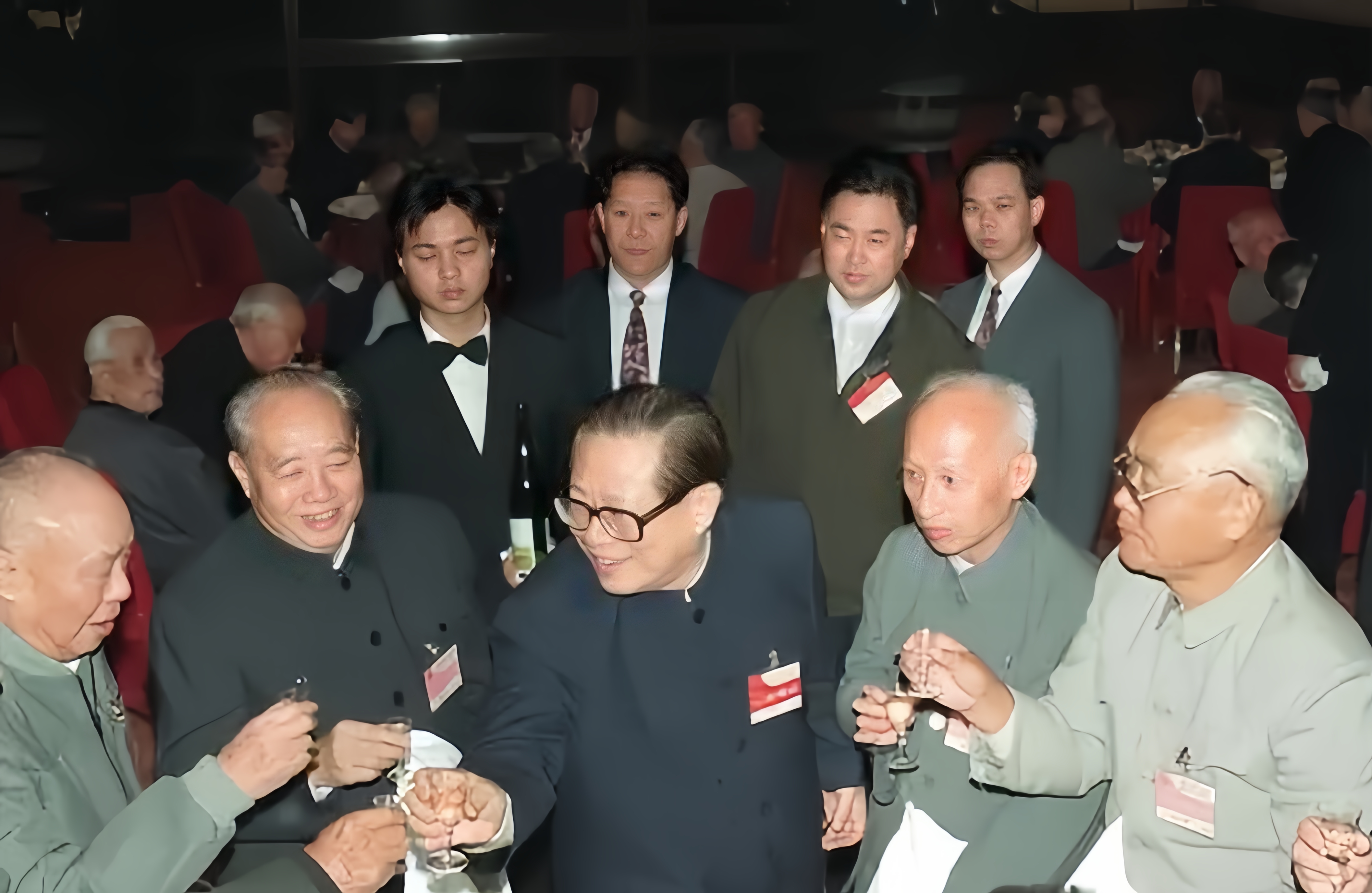 在一次宴会上，江同志主动走过来和老同志们碰杯，他十分尊重老同志们。右一是开国中将