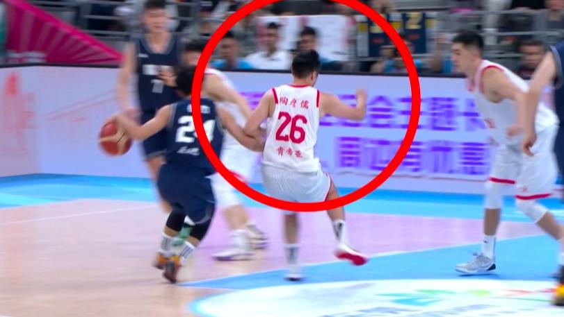 徐杰把180斤对手“撞飞”，全场嘘声不断，裁判吹停比赛