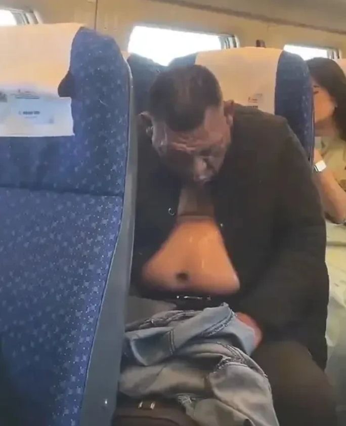 火车上遇 “凶相” 大哥