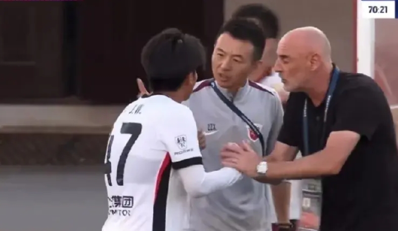 海港代有新锐出

徐老盛赞蒯纪闻非虚言

老蒯乃穆帅阵中的奇兵，在与亚泰一役替补