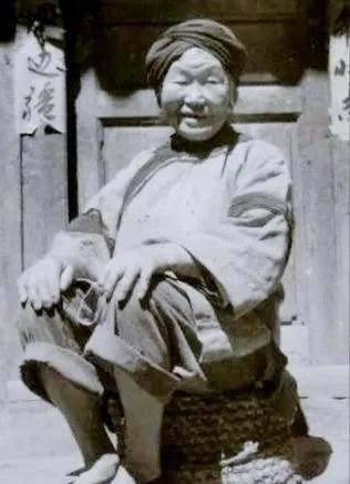 1943年，日伪军怀疑一女乞丐是地下党，强迫她脱衣检查，没想到，女乞丐拿出一物件
