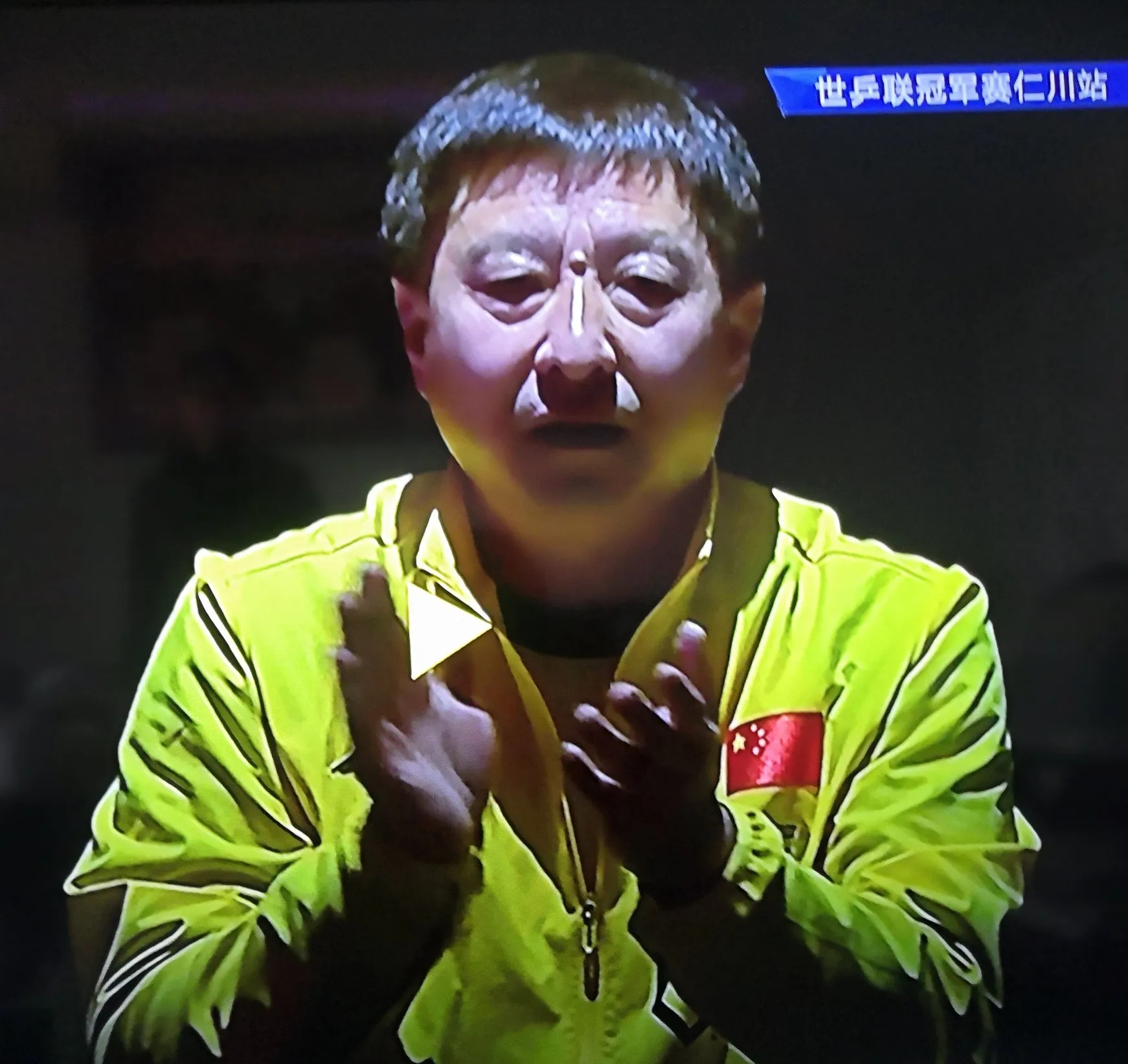 你见过自带"神仙Buff"的教练吗？仁川冠军赛半决赛现场，国乒小将向鹏的场外指导