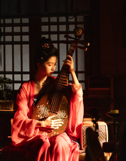 许龄月的红裙古装剧照，这感觉是不是超不错的，nice的！