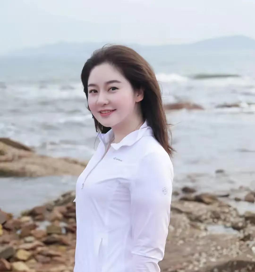 海边美女
海色连天映素裳，
青丝乱绾笑融光。
礁横岫远风揉韵，
诗落眉间袖底香。