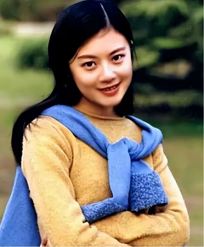 “我愿意放弃中国籍，自愿加入英国！”2004年，央视美女主持嫁给英国富豪，并坚定