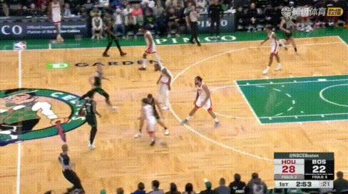 模范——杜兰特大防小能力媲美浓眉！
图1：从内线跟到外线，直接封盖安芬尼西蒙斯；