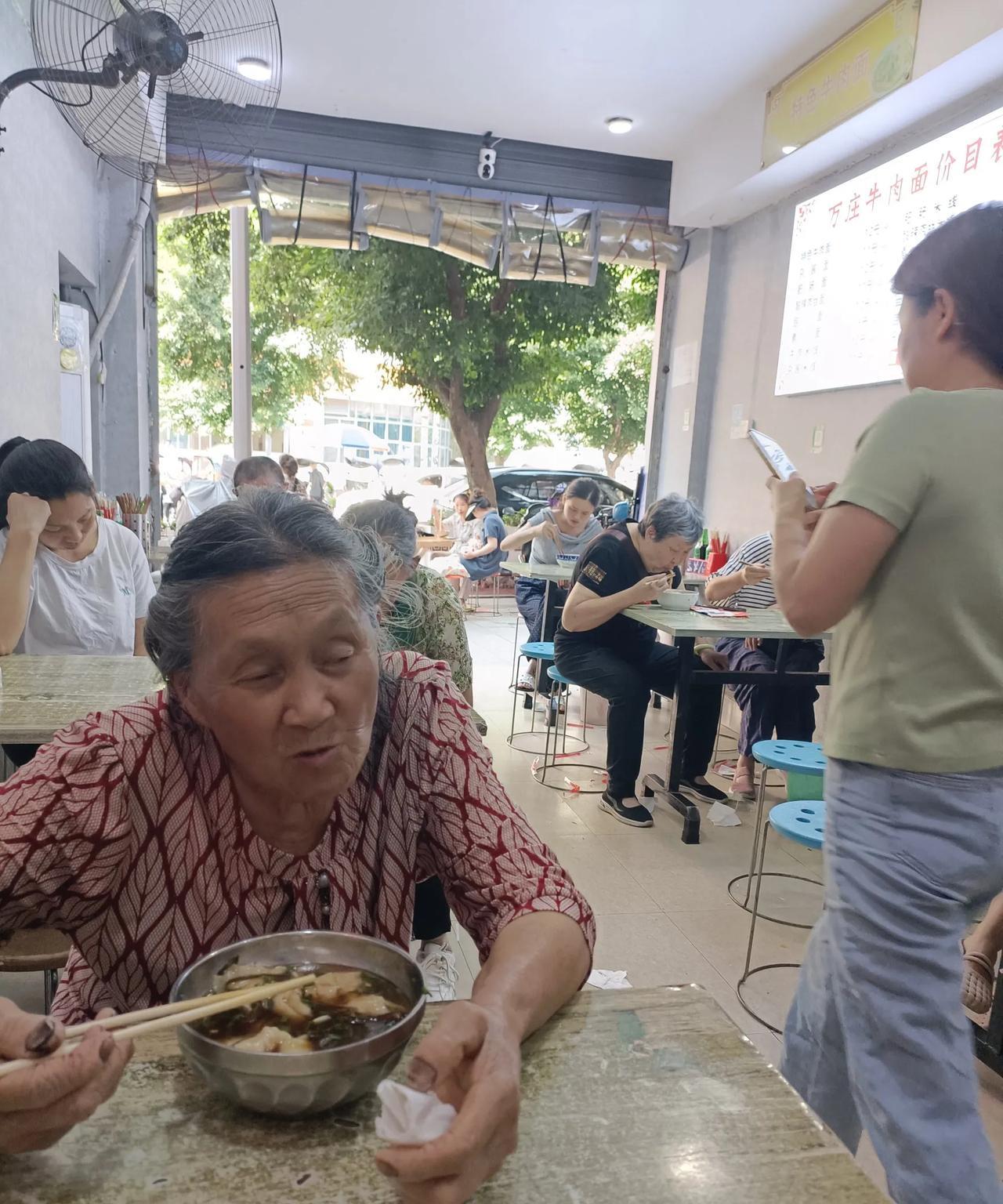 #走遍家乡的大街小巷#家鄉宣漢的縣城，這段高溫37度和較長幹旱的天氣，讓縣城有了