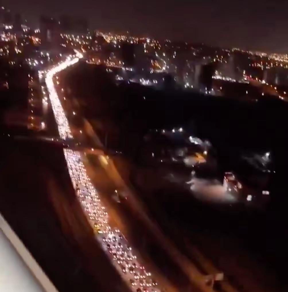 为什么要买汽车？看看“逃离德黑兰”的场景就知道了。随着以伊战争持续，很多伊朗人想