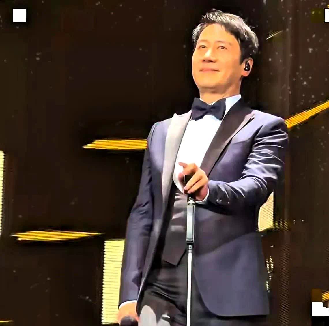 我在澳门的朋友给我打电话说，她去看了天王黎明的演唱会，演唱会结束她就后悔了，说早