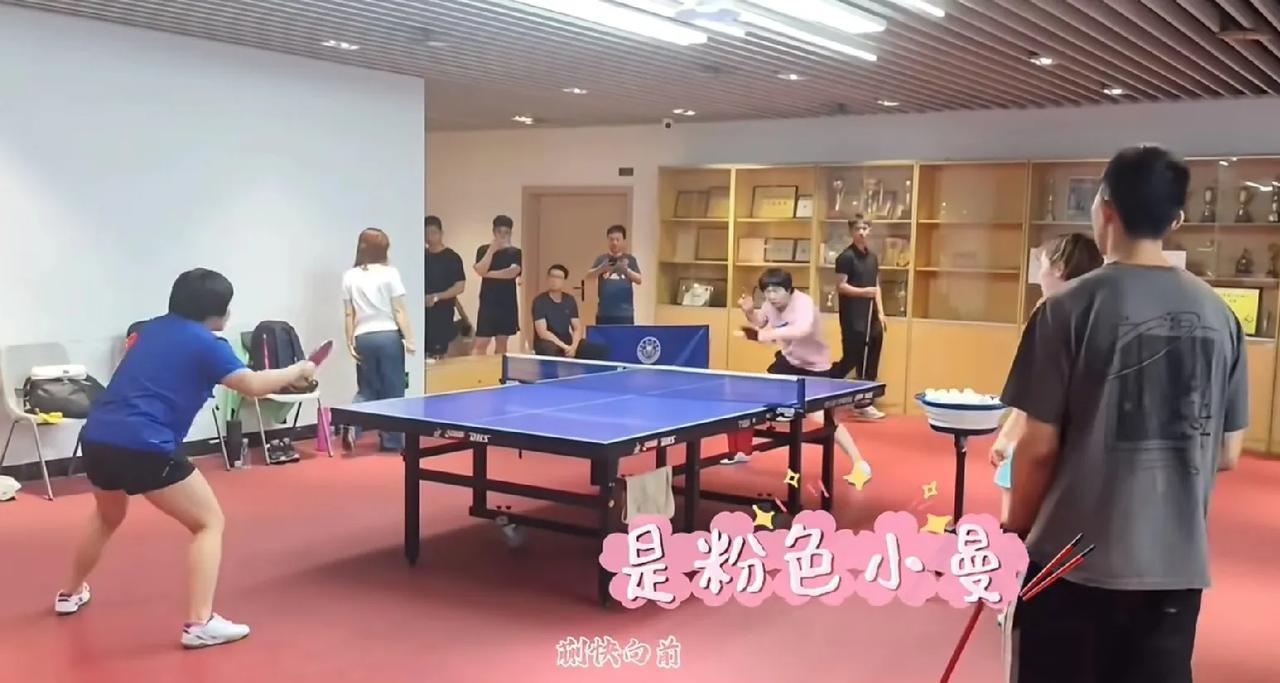 深大幼儿园的三个小伙伴已经开始备战乒超联赛第二阶段。
粉色的小曼姐和蓝色的小蘑菇