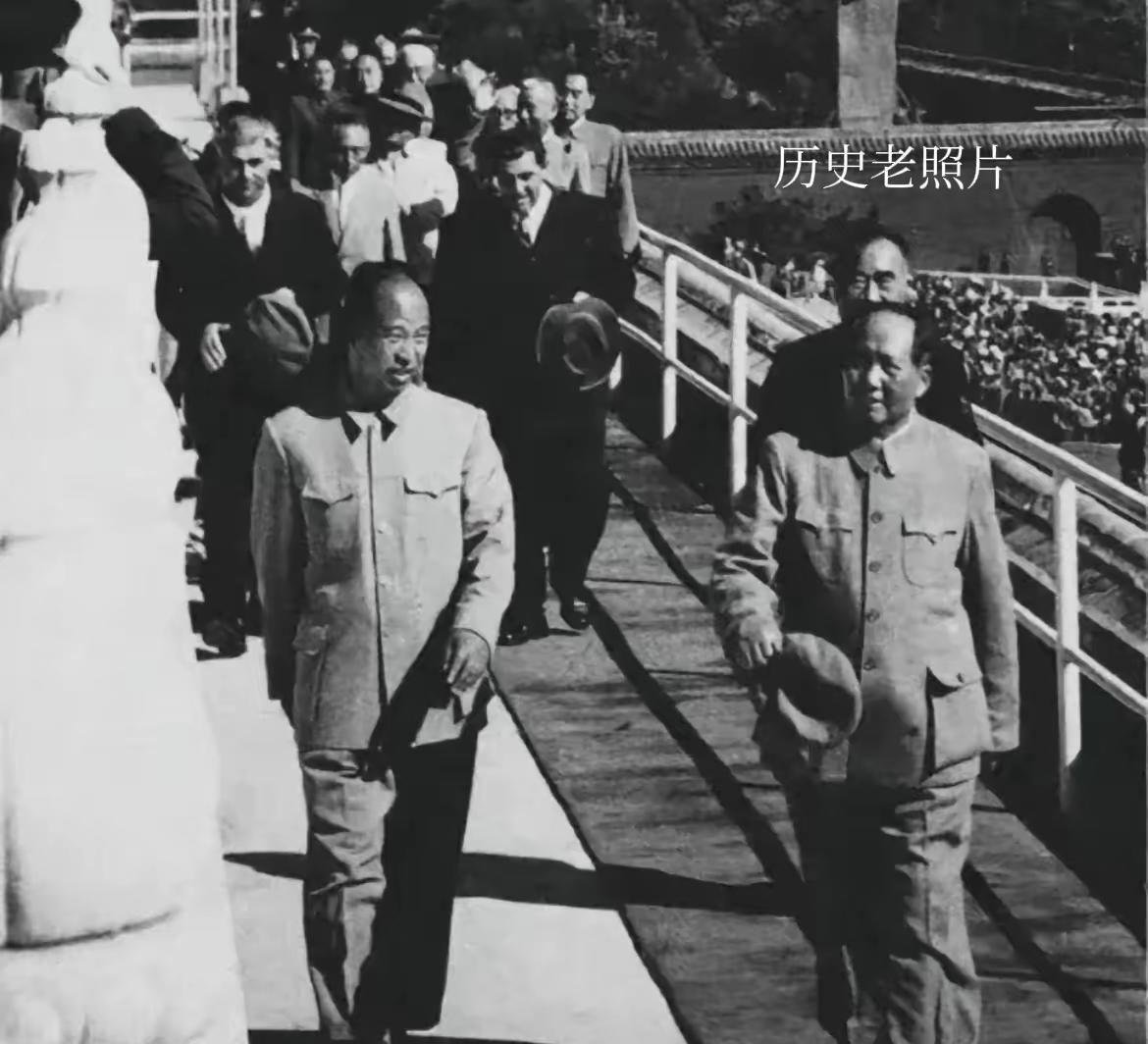 历史老照片分享。
1959年10月1日，首都70万群众齐聚天安门广场，庆祝中华人