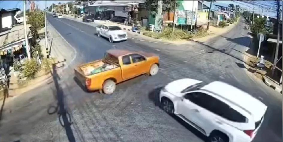 泰国一个十字路口，三车极速相撞，黄色的车被两辆白色的SUV迎面夹击。这样的交通事
