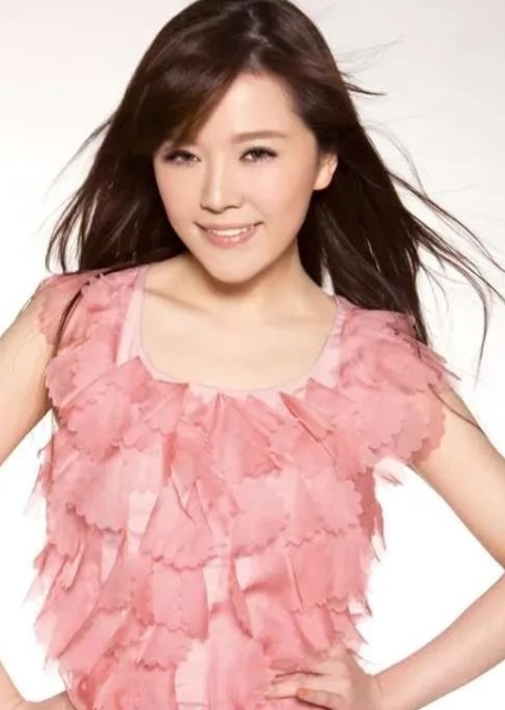 2007年，一个在《超级女声》闯进前十的女孩唐笑，正红得发紫，谁能想到一场突发冲