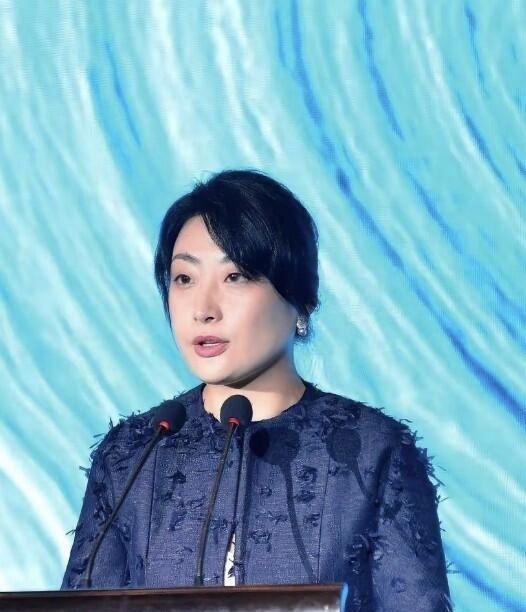 第一眼看到她，觉得她就是一位普通长相的女孩，但是多看一会你会发现，她是属于气质型