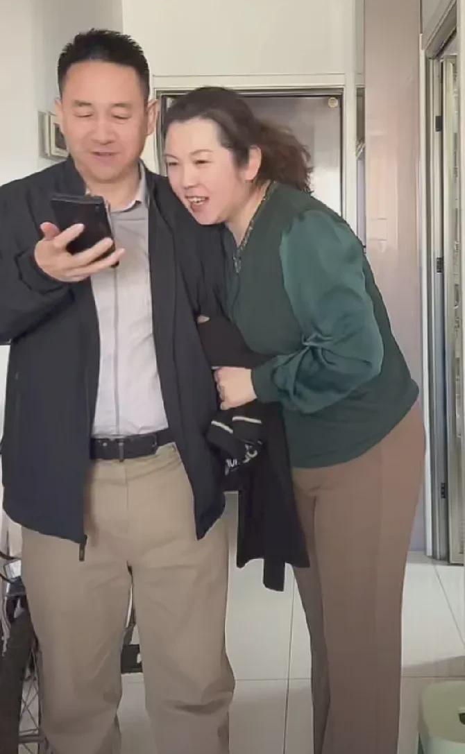 农村小伙国强听妻子霞姐说：你若嫌我，我先甩了你，别等你甩我。

国强参加完聪