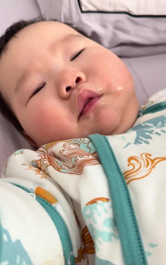 浙江台州餐馆突发离谱事。父母后厨忙活，18个月大孩子店内玩耍，顾客王某抄起啤酒就