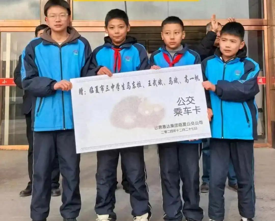 “英勇少年！”2024年12月，甘肃，4名初中生在公交车失控电光火石的一分钟内，