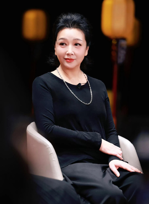 不知道还有多少人能记得这张脸，绝对称得上美女啦，年轻时颜值一般，老了却是这么的知