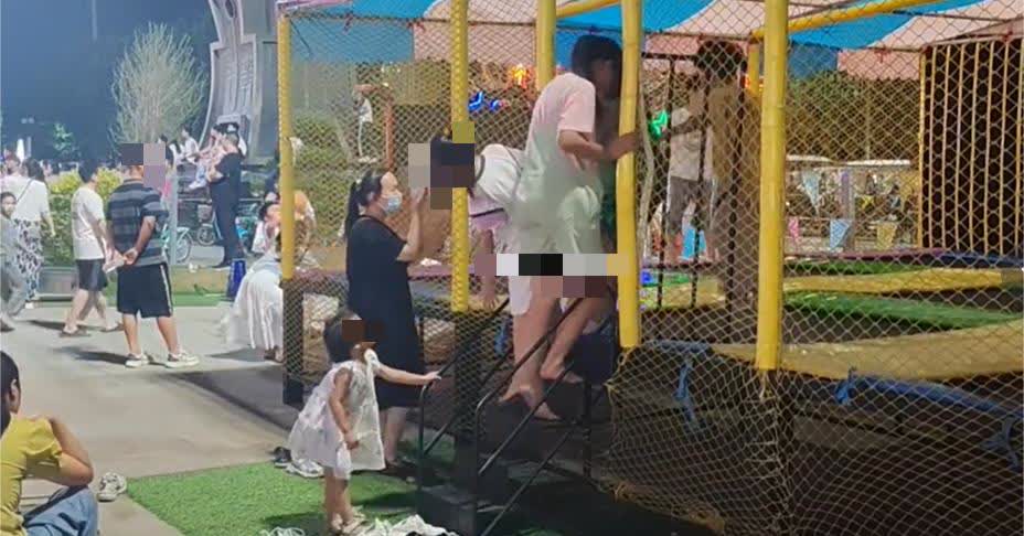 孩子游乐场被拐走，家长一定要引起重视啊，在众目睽睽下人贩子都敢如此嚣张 ，真的是