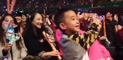 陈小春演唱会变大妈，老婆带俩娃露面，12岁jasper大方示爱不怯场