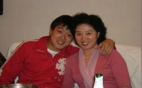 1985年，佟大为父亲因执行公务，遭遇车祸成为植物人，自此34岁的母亲白洁，带着