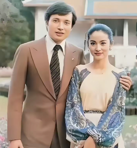 80年代，26岁的林青霞和32岁的秦祥林在泰国游玩时的留影