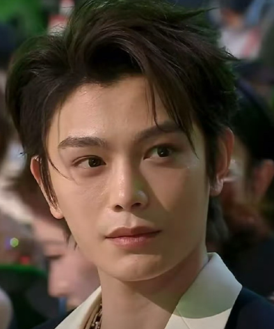 现实里看到的丁禹兮，生得毛孔都看得见 ​​​