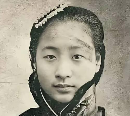 1904年，22岁的蔡锷迎娶29岁的刘长姑，新娘誓死不嫁。蔡锷下不了台时，一名女