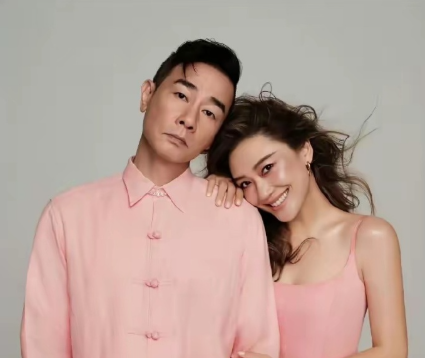 视频里能看到，Jasper穿着小西装，站在台上有条不紊地念台词，跟嘉宾互动也很自