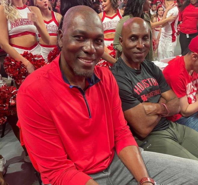 火箭队的传奇巨星中锋奥拉朱旺迎来了自己63岁的生日。火箭队方面给他送出了祝福。而