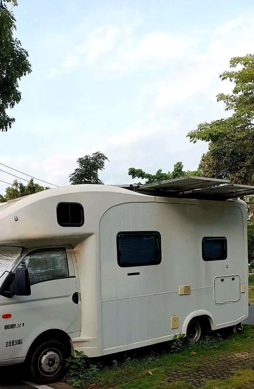 深圳有个五十来岁的大哥，房车往公园一停就是一年。

车顶架着太阳能板，白天骑