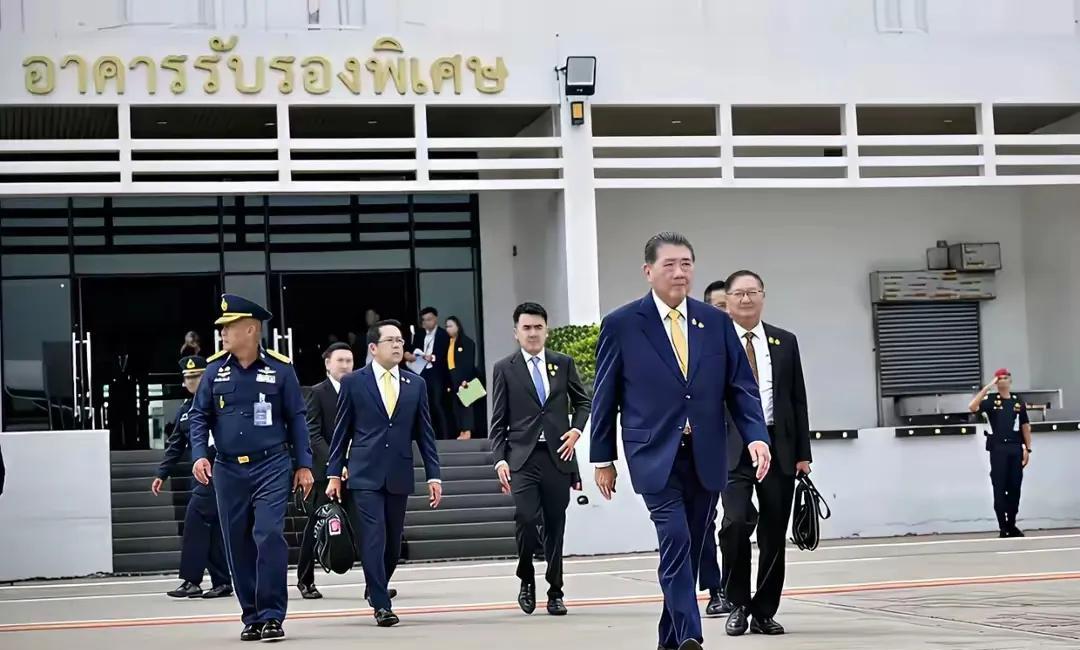 为什么普坦会成为泰国新总理？
首先职位顺位到了，原总理佩通坦因为和柬埔寨洪森的通