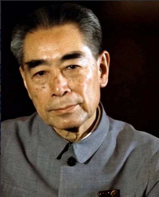 1976年，周总理逝世后，由韩宗琦负责为其穿寿衣，可当韩宗琦接过卫士们递过来的寿