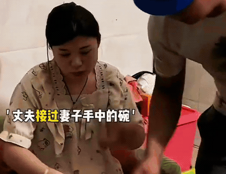 “看哭了！”上海，一男子故意跟妻子说：“不回家吃饭，要加班。”而他偷偷去买了鸭腿