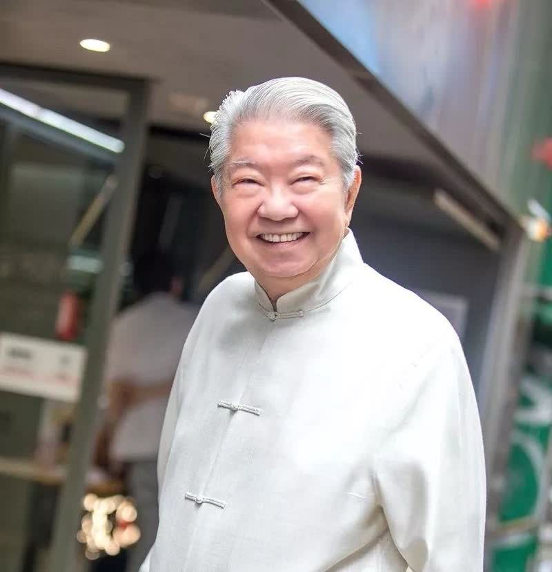 蔡澜曾说过，将来死后火化的骨灰要撒在海上，永远沉浸在美丽的维港，身旁的助理马上表