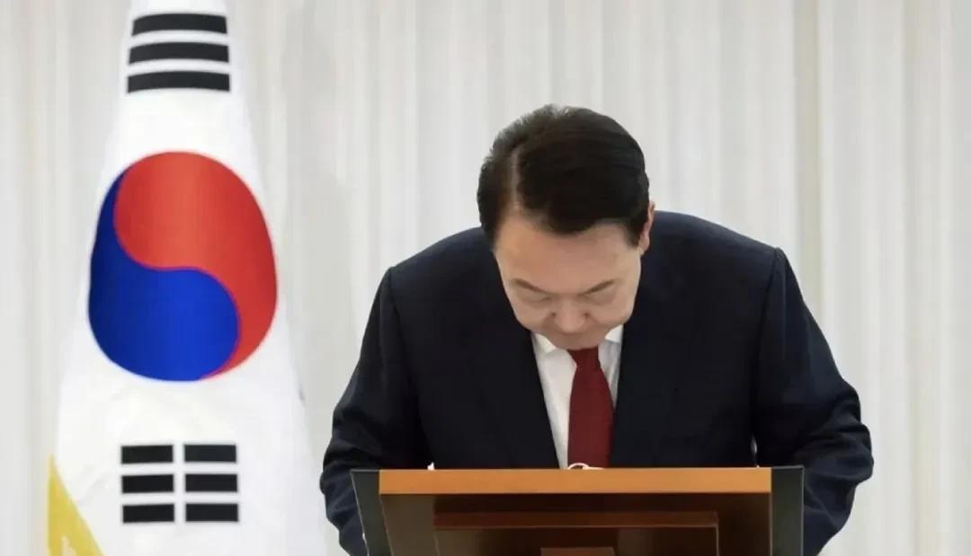 法官一个提问令尹锡悦低下了头！
本月14日，也就是在今天，大韩民国前总统尹锡悦以