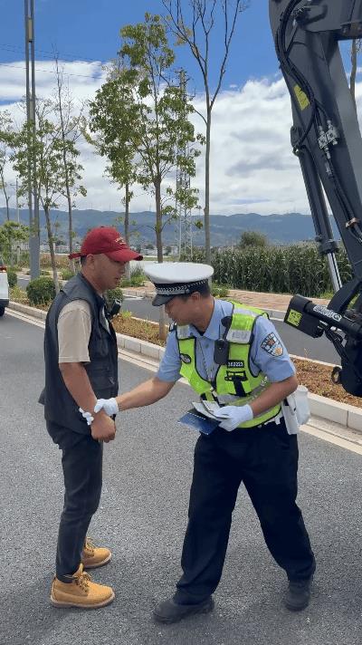 网红“挖机小何”被抓！这波操作看懵全网
刷到麒麟警方的视频直接好家伙！
网红“挖