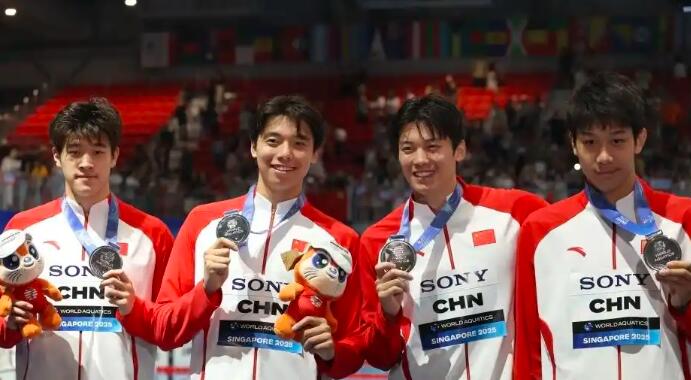 中国男子4×200米自由泳接力队在世界泳联世锦赛上摘银，刷新亚洲纪录，引发热议。
