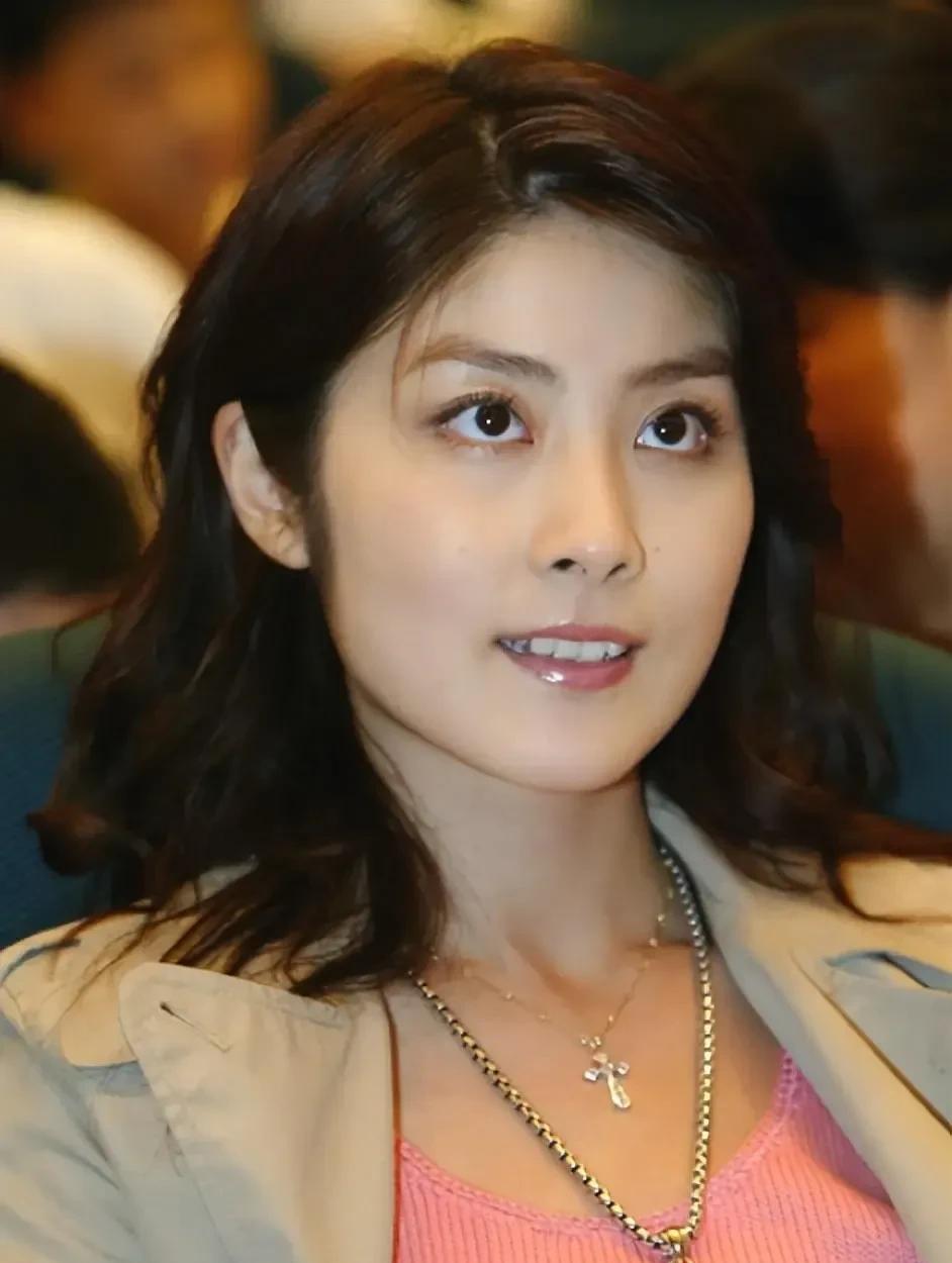 你发现没有？
17岁反叛选择赴美攻读设计，却阴差阳错被张学友MV选中出道，被金牌