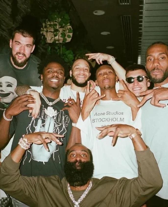 在一起，就会了不起，哈登更新社媒，作为团魂凝聚大家！
16年NBA征程，哈登职业