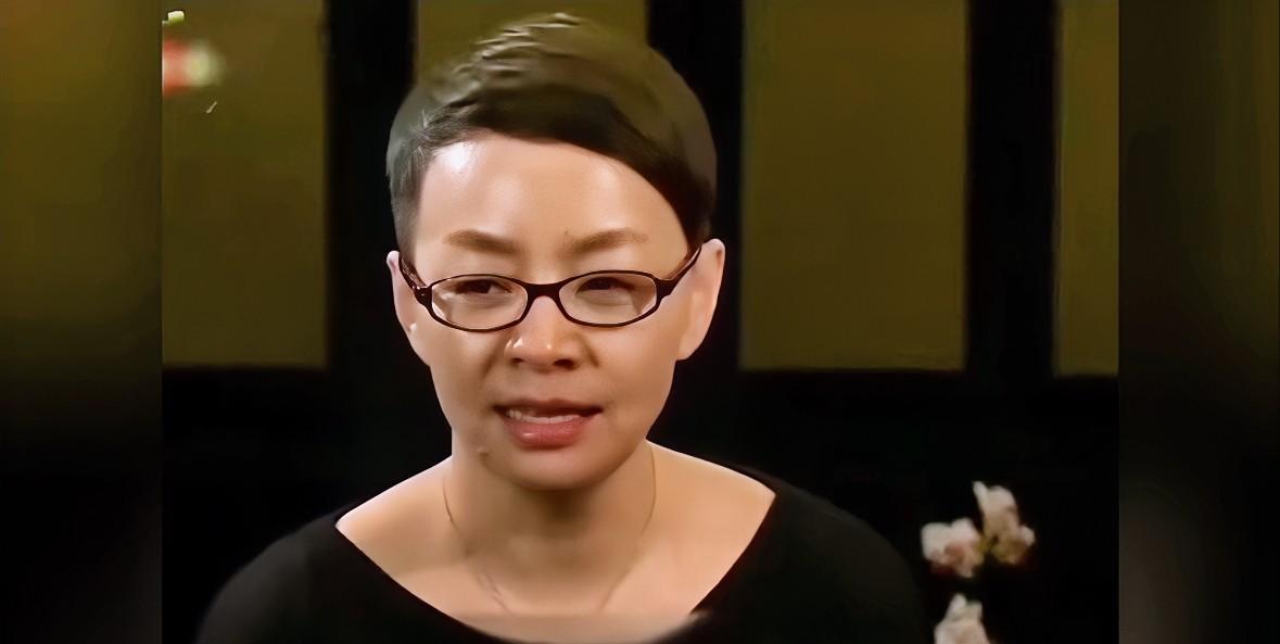 演员宋丹丹说：“我想给巴图换辆车，我跟他说买个好一点的车，他开车会安全一些，作为