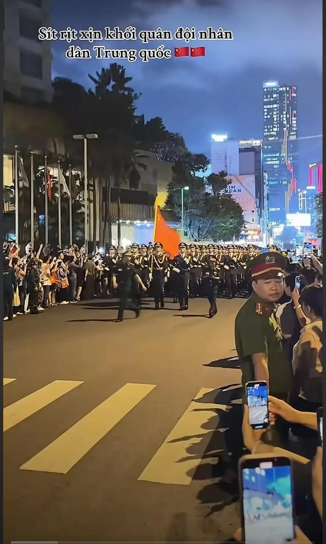这是解放军解放越南吗？越南人民热烈欢迎我军进城
一场盛大的夜间阅兵仪式，解放军方