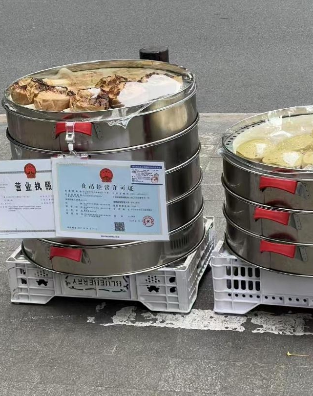 第一次见摆摊带营业执照的