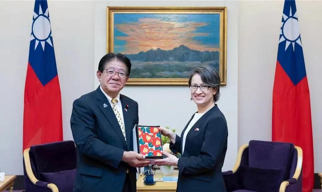 如何反制国外反华势力屡屡窜访台湾？
新中国建立开始，到我们大陆正式重返联合国并且