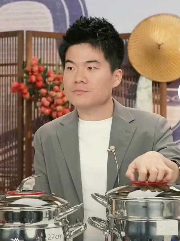 董宇辉先睹为快新书，访谈作家已经提上日程。
由于近期董宇辉行程安排的比较紧密，而