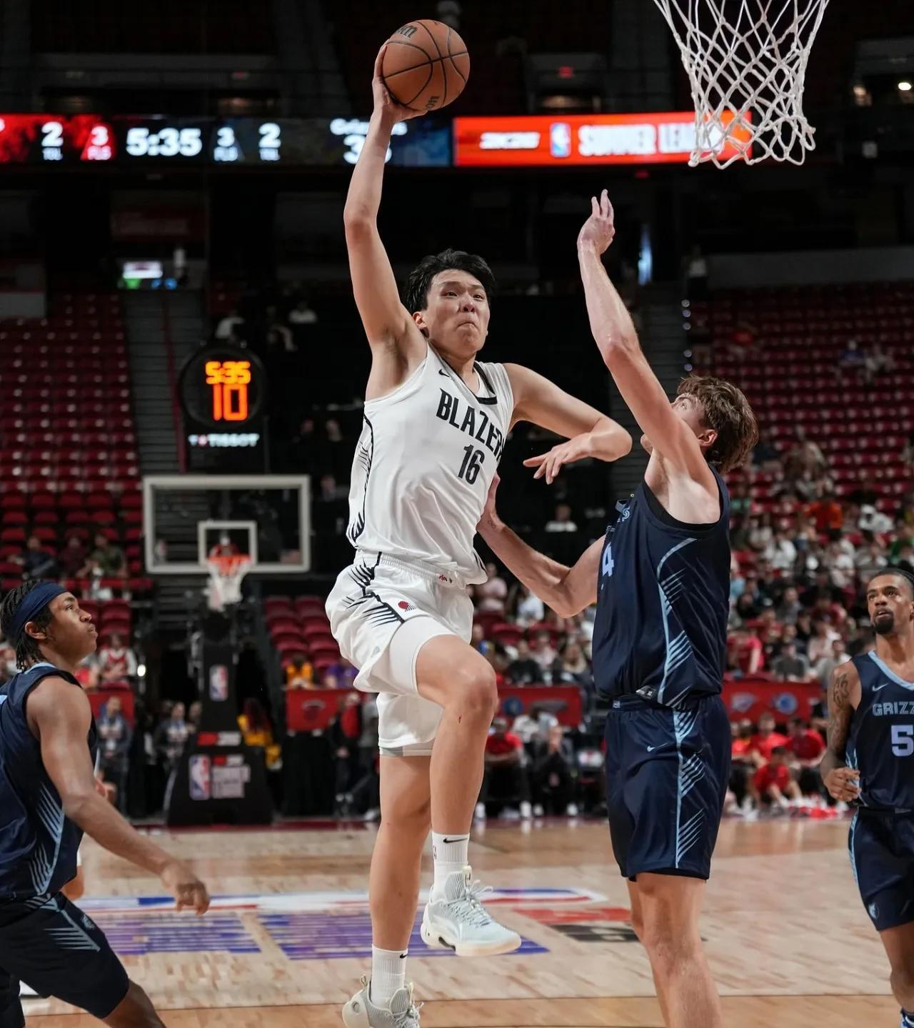 体能是最大缺陷，杨瀚森爆砍10分5篮板！
在今天的NBA夏季联赛中，杨瀚森继续表